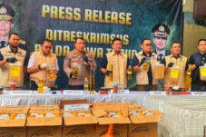 Polda Jatim Gerebek Gudang Pemalsu Minyakita di Sampang dan Surabaya 6 Polda Jatim Gerebek Gudang Pemalsu Minyakita di Sampang dan Surabaya