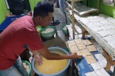 Harga Kedelai Naik Usai Lebaran, Perajin Tempe di Surabaya Terpuruk 4 IMG 20250423 WA0074