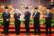 DPRD Jatim Ketok Palu LKPJ 2024, Khofifah: Rekomendasi Jadi Panduan Perbaikan 4 DPRD Jatim Ketok Palu LKPJ 2024, Khofifah: Rekomendasi Jadi Panduan Perbaikan