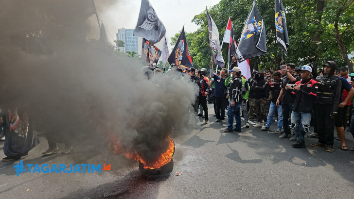 Driver Ojol Kepung Kantor Gubernur Jatim, Tuntut Program Hemat Berbayar Dihapus Hingga Ubah Potongan Jadi 10 Persen