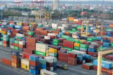 Proses bongkar muat kontainer di Terminal Peti kemas Surabaya. (Foto : Istimewa)