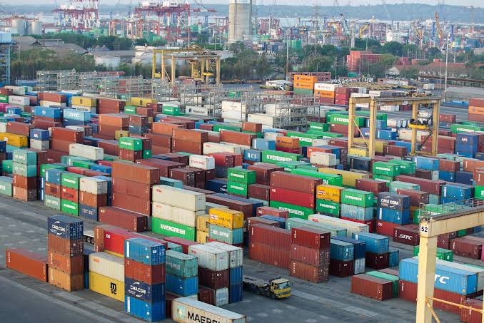 Proses bongkar muat kontainer di Terminal Peti kemas Surabaya. (Foto : Istimewa)