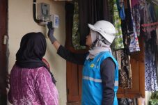 Petugas resmi dari PLN tengah mengecek hasil upgrade data di rumah pelanggan. (Foto : Istimewa)