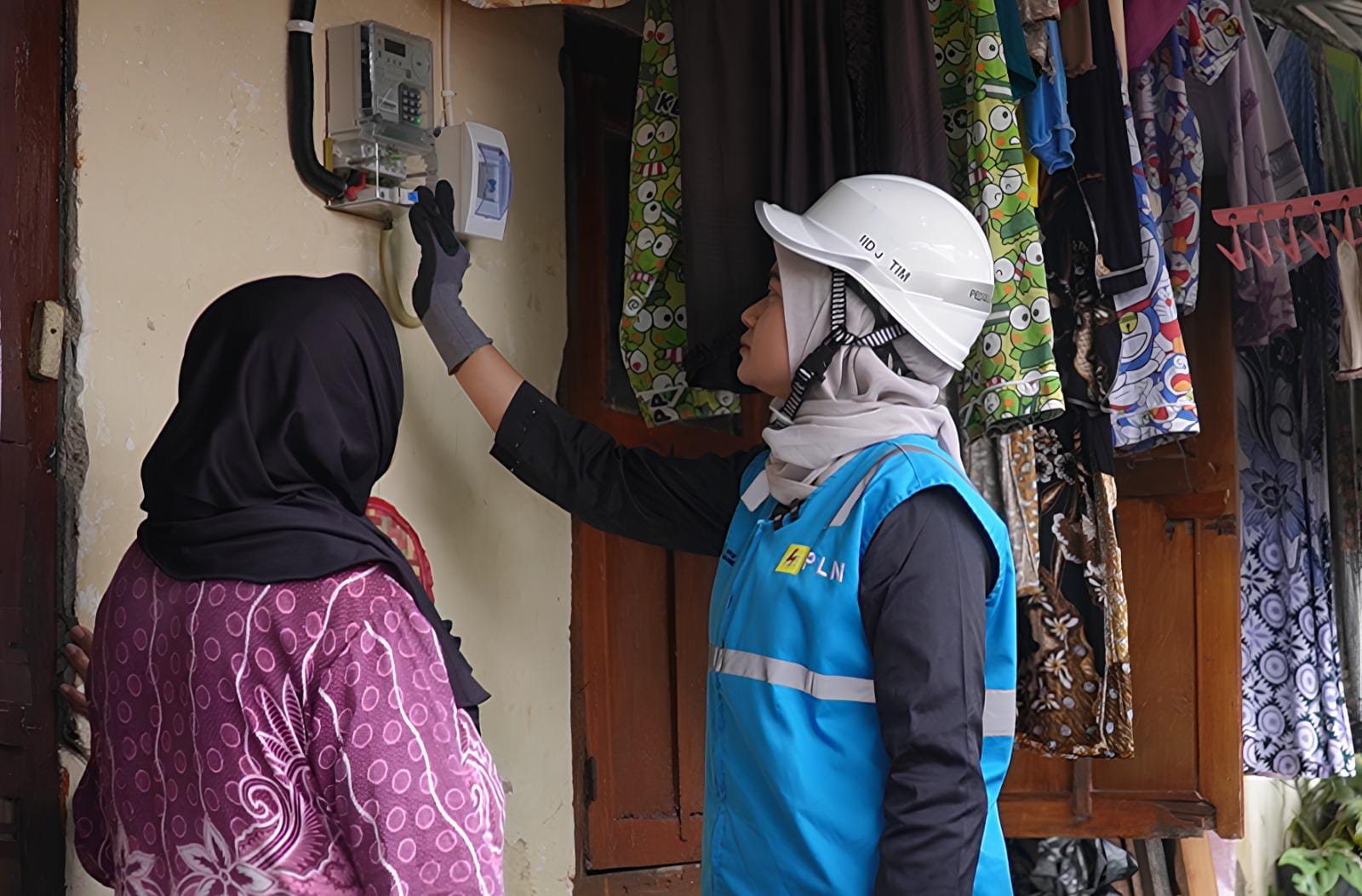 Petugas resmi dari PLN tengah mengecek hasil upgrade data di rumah pelanggan. (Foto : Istimewa)