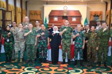 Jawa Timur Dilirik Dunia, Gubernur Khofifah Pamerkan Keunggulan Ekonomi hingga Budaya ke Atase Pertahanan 17 Negara 3 Gubernur Jatim Khofifah Indar Parawansa bersama atase Pertahanan 17 Negara dunia saat berada di Gedung Negara Grahadi, Senin (26/5/2025). (Foto : Eleanor/tagarjatim.id)