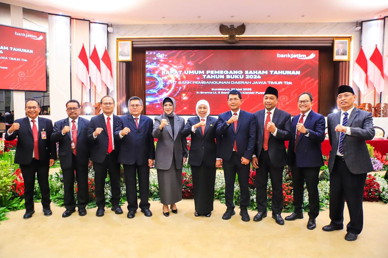 Gubernur Jatim Khofifah Indar Parawansa bersama jajaran direksi dan komisaris baru Bank Jatim. (Foto : Istimewa)