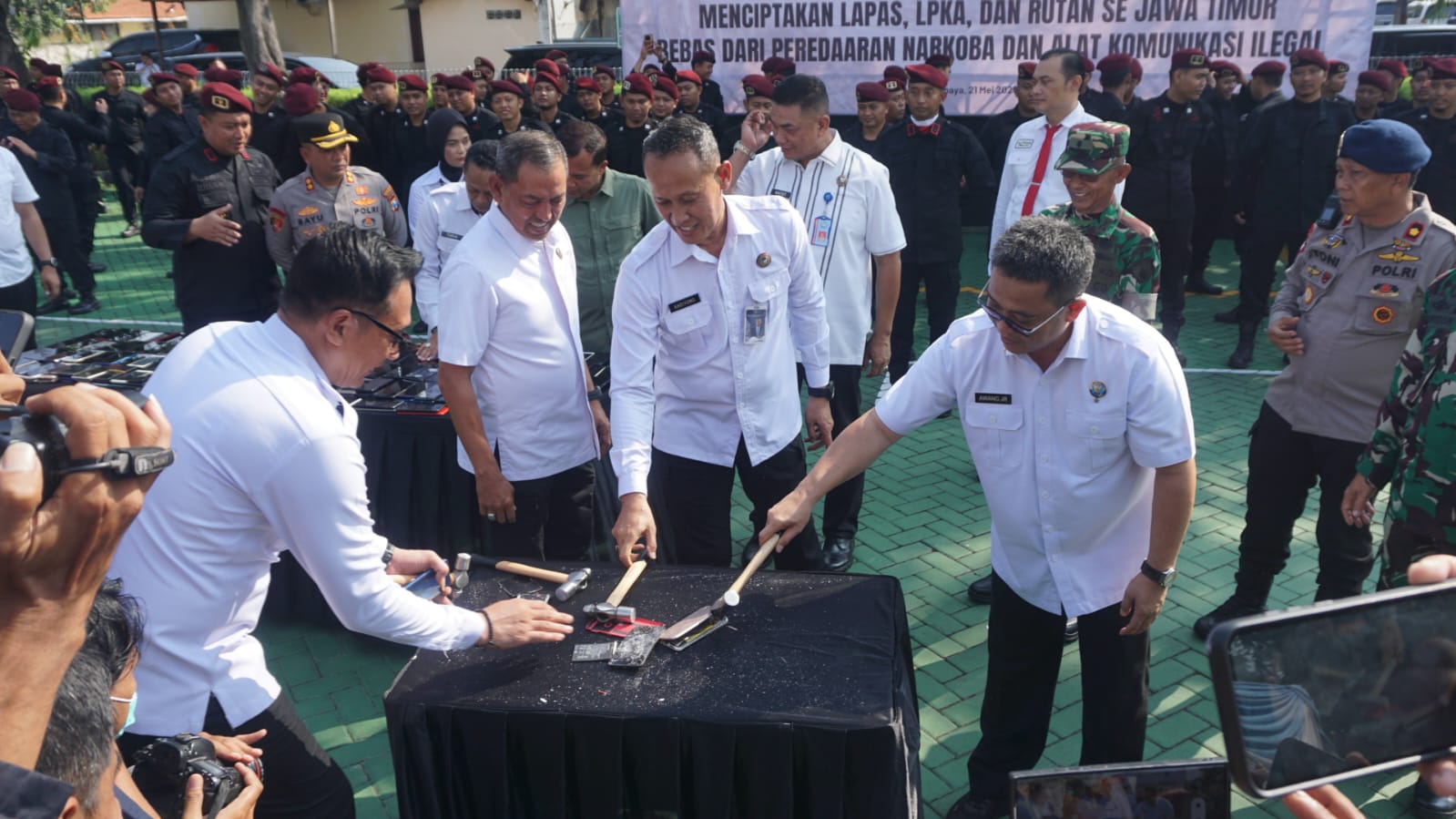 Pegawai Ditjen PAS beserta sejumlah stakeholder terkait memusnahkan gawai hasil operasi barang terlarang dalam lapas se-Jawa Timur, Rabu (21/5/2025) (Foto : Eleanor/tagarjatim.id)