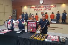 Polisi Sita Sabu Seberat 9,4 kg dari Jaringan Malaysia, Modus Diselundupkan dalam Shock Breaker 1 Polisi tunjukkan barang bukti hasil kejahatan berupa sabu dan shock breaker, Rabu (21/5/2025) (Foto : Eleanor/tagarjatim.id)