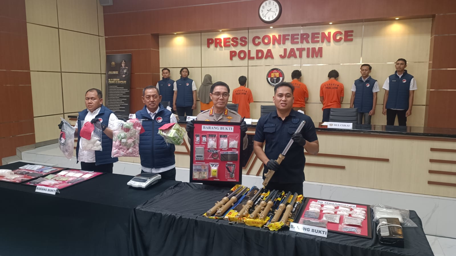 Polisi tunjukkan barang bukti hasil kejahatan berupa sabu dan shock breaker, Rabu (21/5/2025) (Foto : Eleanor/tagarjatim.id)