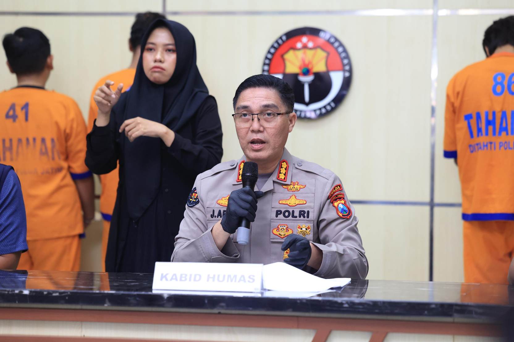 Kombes Pol Jules Abraham Abast jelaskan terkait kronologi pengungkapan sindikat pornografi pasangan sejenis, Jumat (13/6/2025). (Foto : Eleanor/tagarjatim)