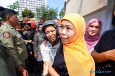 Pelukan Hangat Khofifah untuk Warga di Depan Grahad