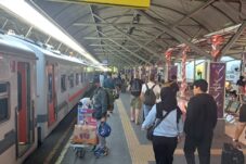 Sejumlah penumpang yang berada du Stasiun Gubeng hendak menaiki kereta api, Senin (18/8/2025).