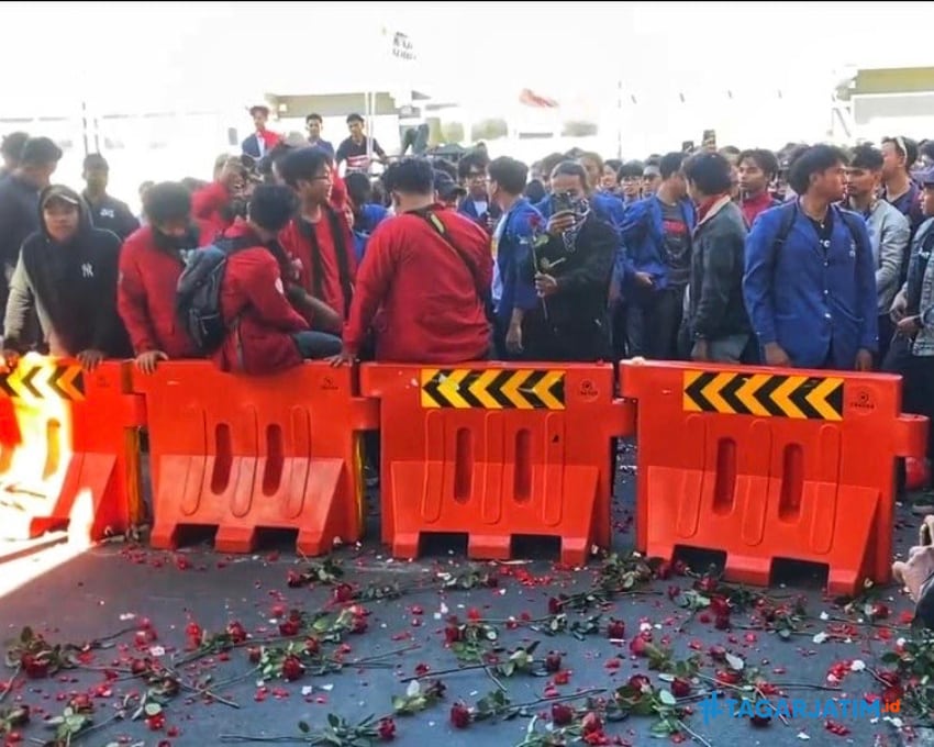 Mahasiswa di Surabaya Balas Tembakan Gas Air Mata dengan Lemparan Bunga