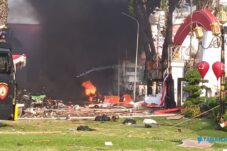 Gas Air Mata Pecah di Grahadi, Belasan Motor Ludes Dibakar Massa