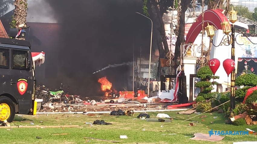 Gas Air Mata Pecah di Grahadi, Belasan Motor Ludes Dibakar Massa