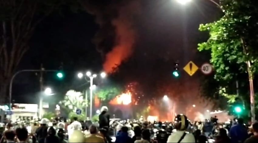 Malam Mencekam di Surabaya, Gedung Grahadi Dibakar Massa