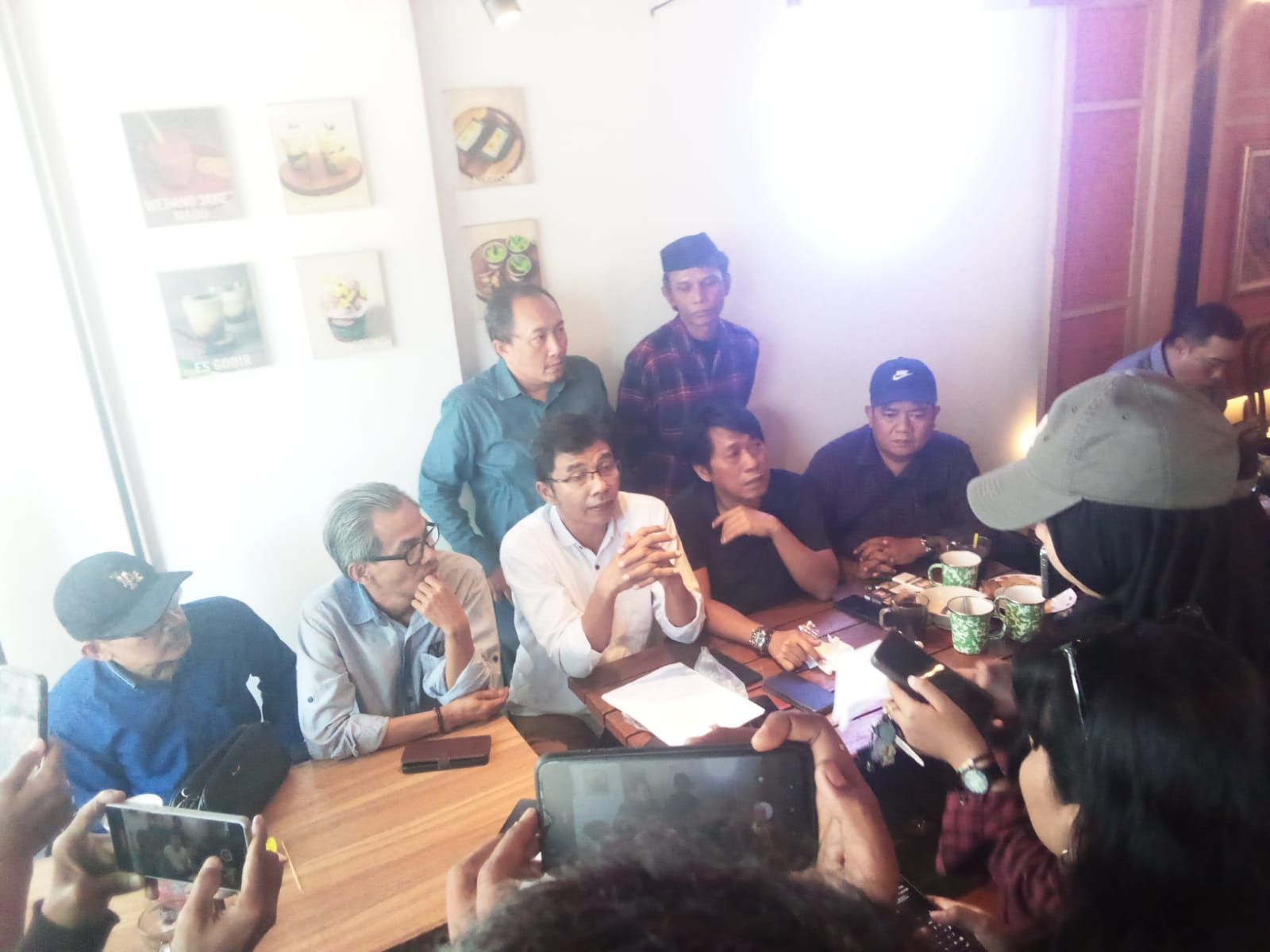 Aktivis 98 saat menggelar konpers di Surabaya, Senin (1/9/2025). (Foto : Eleanor)