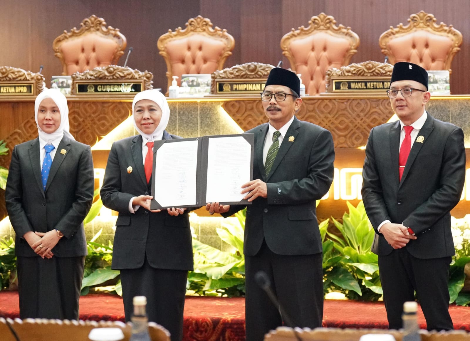 Ketua DPRD Jatim Musyafak Rouf bersama Gubernur Jatim Khofifah Indar Parawansa tunjukan naskah P-APBD yang disetujui, Selasa (9/9/2025).