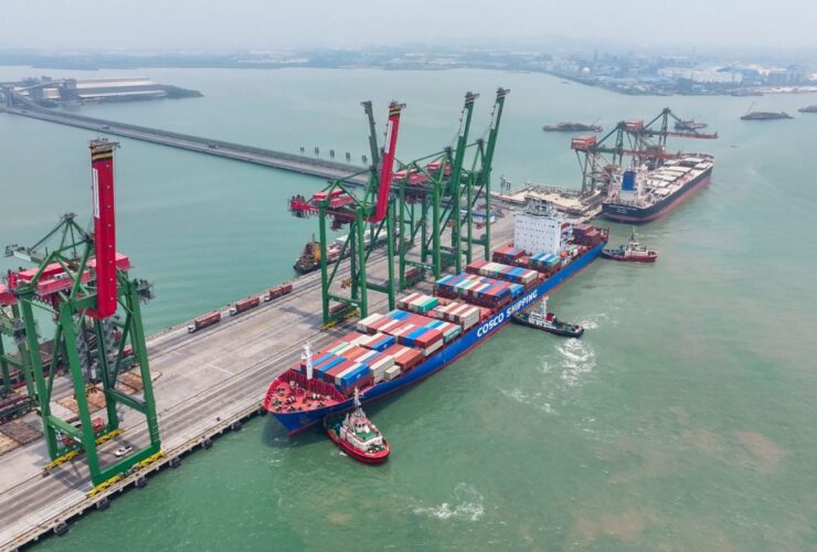 Kapal milik perusahaan COSCO Shipping saat bersandar di Terminal Teluk Lamong, Rabu (24/9/2025). (Foto : Istimewa)