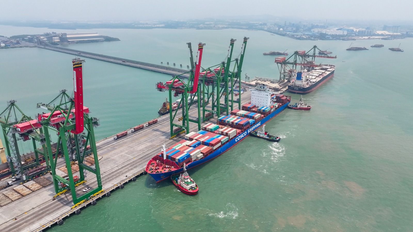Kapal milik perusahaan COSCO Shipping saat bersandar di Terminal Teluk Lamong, Rabu (24/9/2025). (Foto : Istimewa)